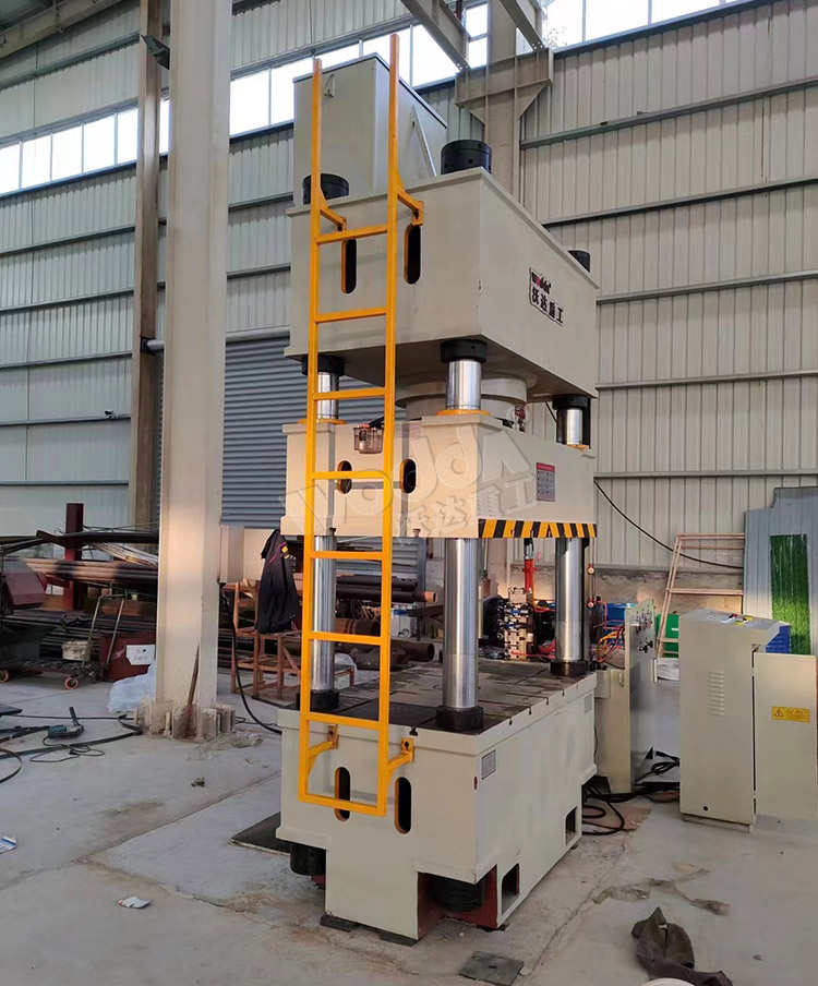 400噸(dun)不鏽鋼水(shuǐ)箱液壓機(jī)