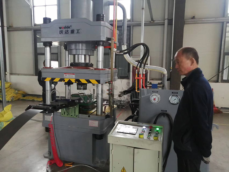 200噸不鏽鋼(gang)電機端蓋拉伸液(yè)壓機