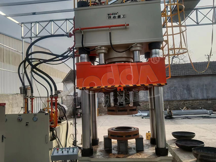 800噸封(feng)頭拉伸(shēn)機客戶(hu)現場