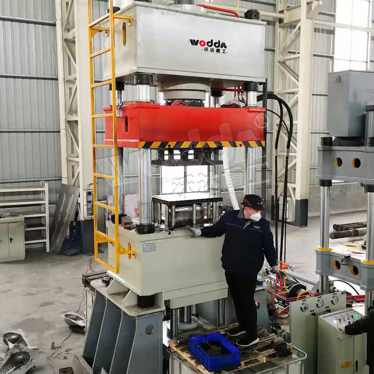 315噸不鏽(xiu)鋼蹲便器拉(la)伸液壓機