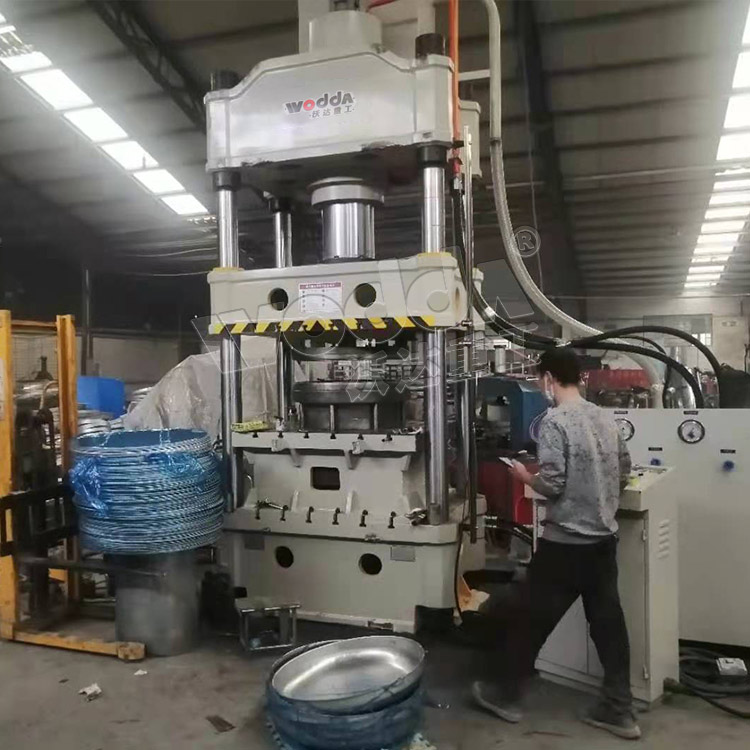 315噸汽車(che)水箱拉伸液(ye)壓機