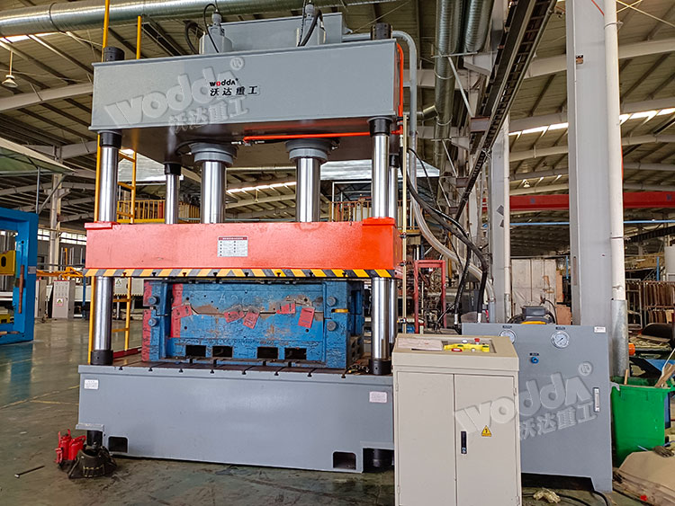 315噸汽車(chē)内飾熱(re)壓成型(xing)液壓機(jī)