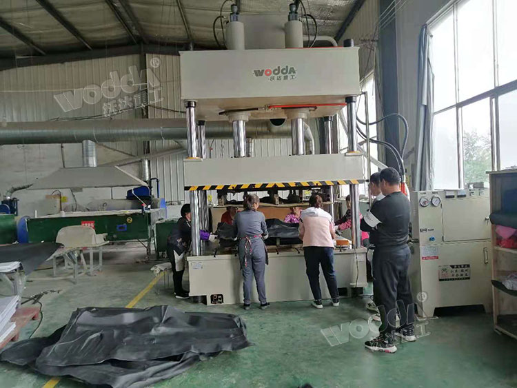 200噸汽(qì)車内飾(shì)件熱壓(ya)成型液(yè)壓機
