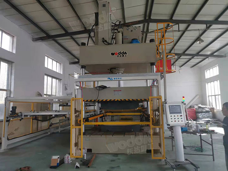 160噸汽(qì)車内飾(shi)成型液(ye)壓機