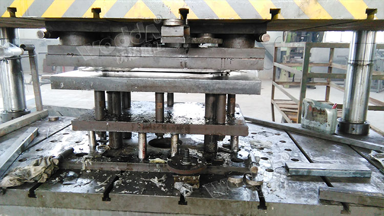 不鏽鋼水(shui)槽拉伸液壓(ya)機加工現場(chǎng)