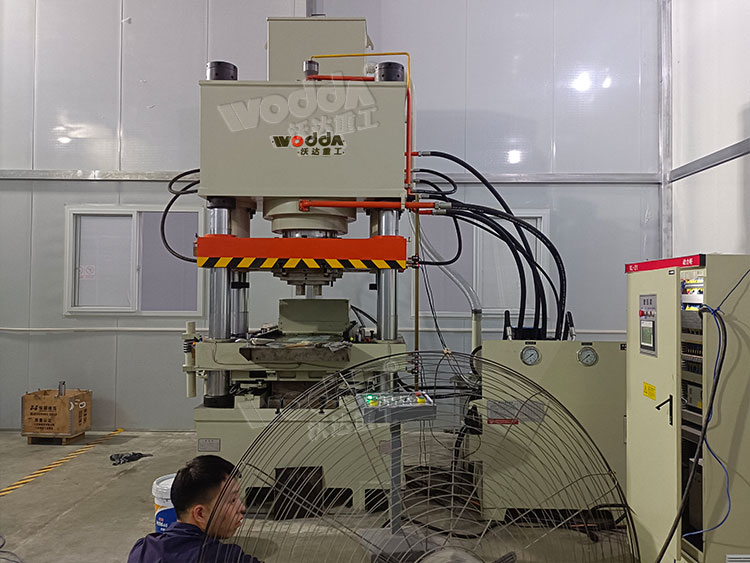 400噸碳(tàn)化矽粉末(mo)成型液壓(ya)機