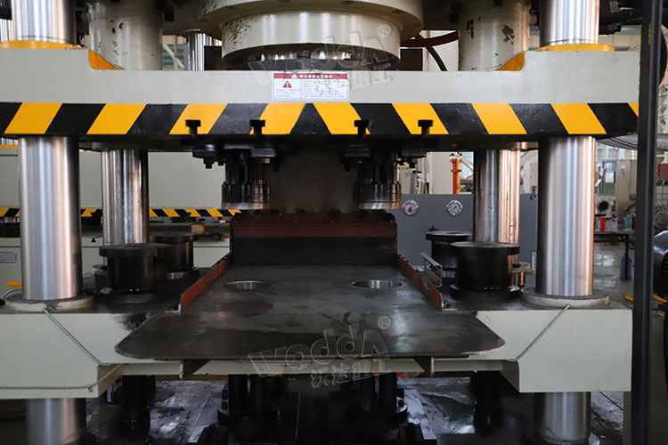 牛(niú)眼舔磚液壓機(ji)工作台