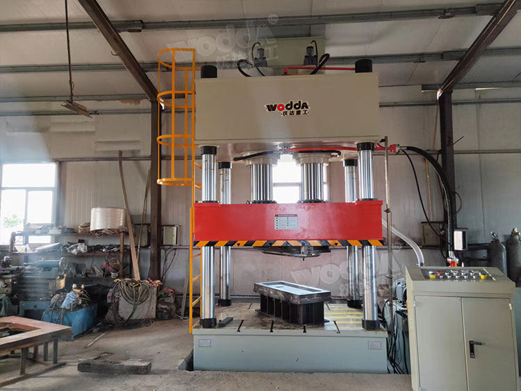 400噸(dūn)液壓機壓制(zhì)金屬配件