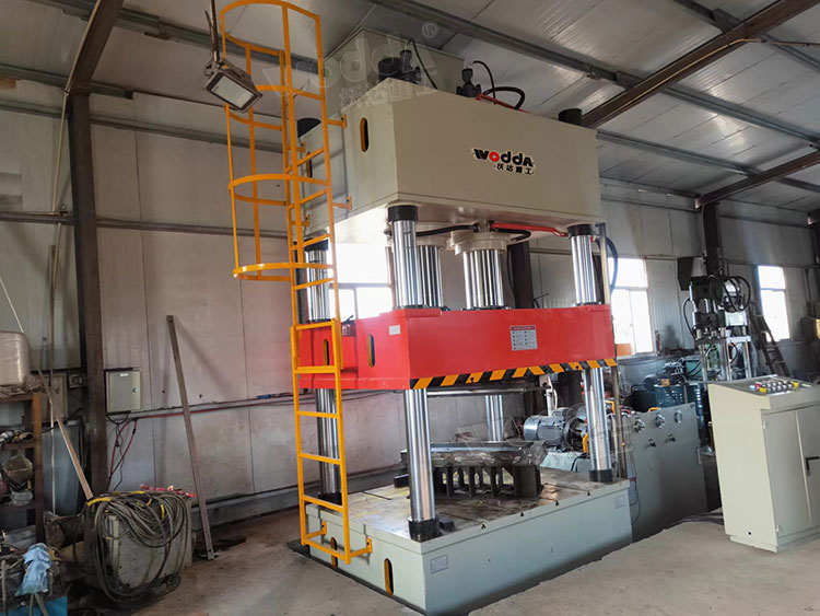 400噸四(si)柱液壓機