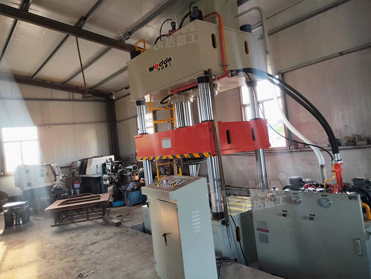 400噸(dun)金屬制品成(chéng)型液壓機