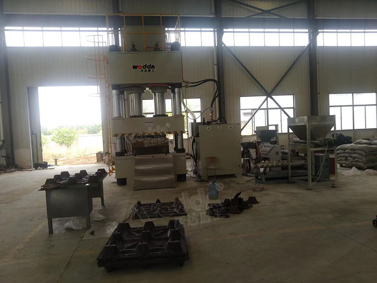 塑料托盤模(mo)壓成型液壓(ya)機客戶車間(jian)現場