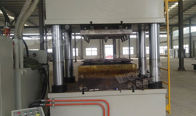 九腳塑(sù)料托盤模具(jù)