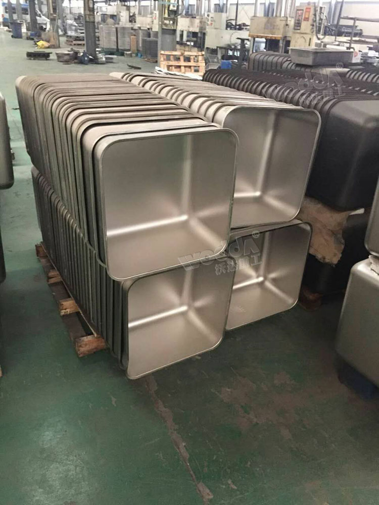 四柱液(ye)壓機拉伸(shēn)不鏽鋼水(shuǐ)槽成品