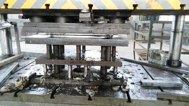 四柱(zhu)液壓機整(zheng)體拉伸不(bu)鏽鋼水槽(cao)