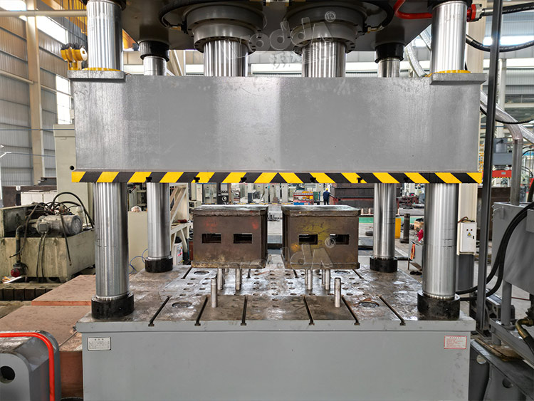 630噸拉伸(shēn)機帶液壓墊