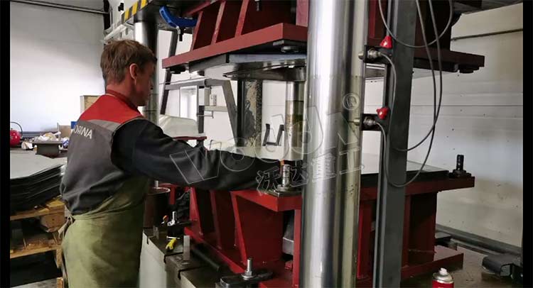 四(sì)柱液壓(ya)機拉伸(shen)灰鬥車(che)成型