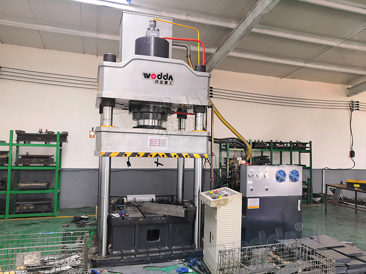 250噸四柱拉伸(shen)液壓機客戶(hù)車間