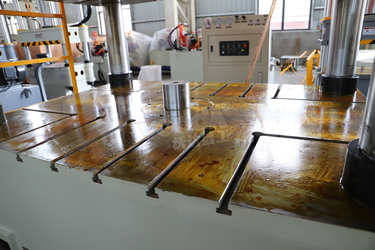 500噸液壓(ya)機帶頂出(chū)缸