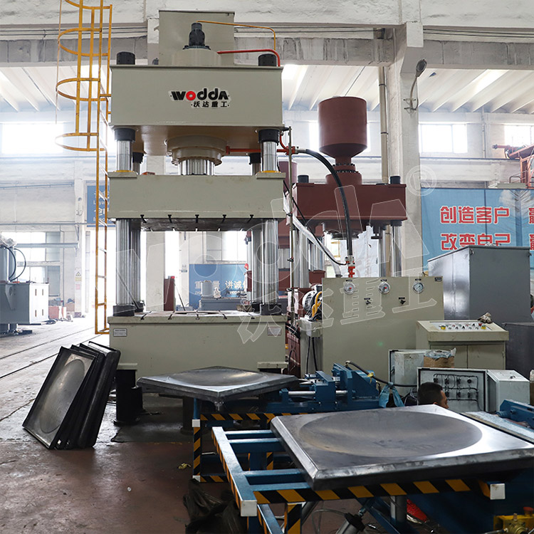 500噸不鏽(xiu)鋼水箱液壓(ya)機