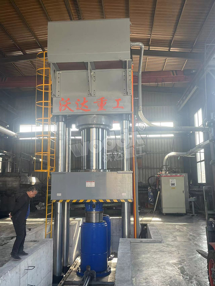 2000噸石墨坩埚(guo)成型液壓機(ji)