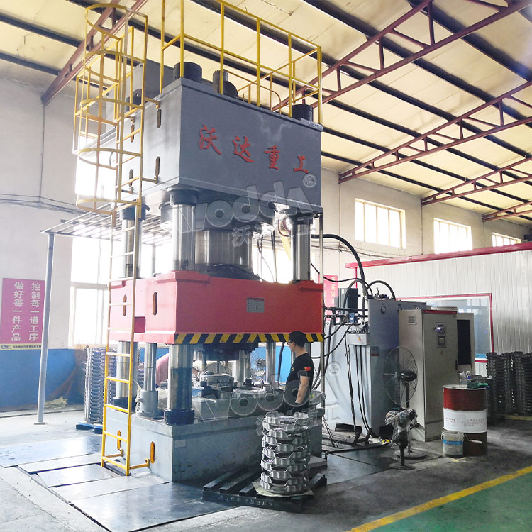 2000噸汽車離(li)合器殼體(ti)拉伸液壓(ya)機現場