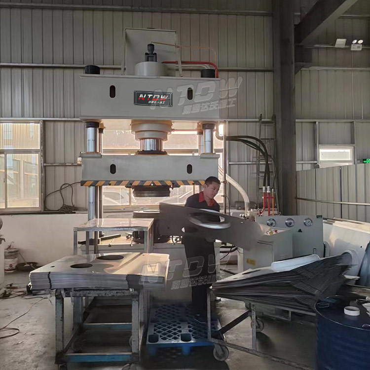 315噸燃氣(qì)罩外殼拉伸(shen)四柱液壓機(ji)