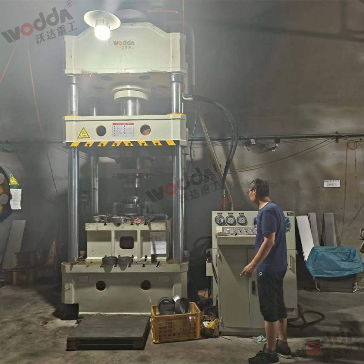 315噸(dūn)上置液壓墊(niàn)拉伸液壓機(jī)