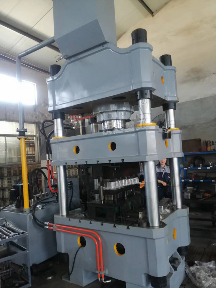 315噸四(sì)柱液壓機拉(la)伸柴油機護(hu)蓋