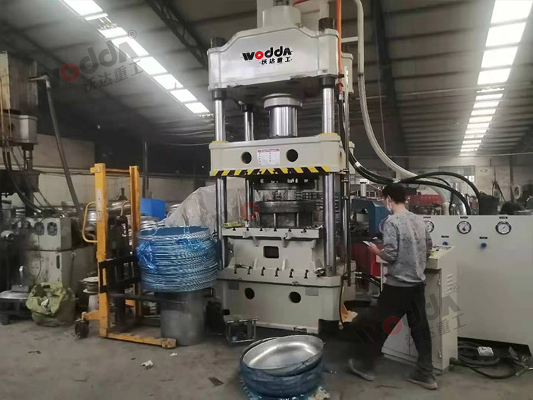 315噸汽(qì)車水箱拉伸(shēn)液壓機（圖2）