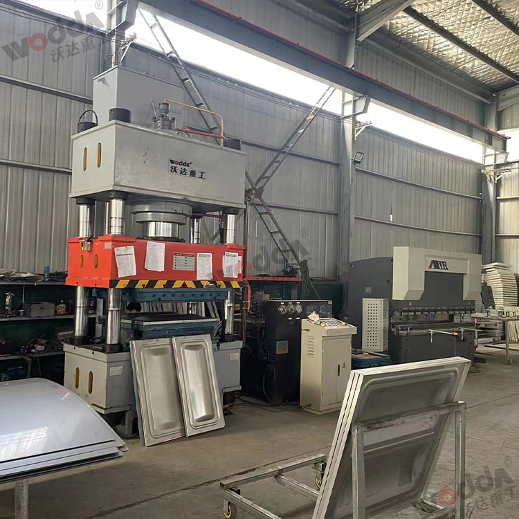 400噸不(bu)鏽鋼水箱闆(pǎn)液壓機