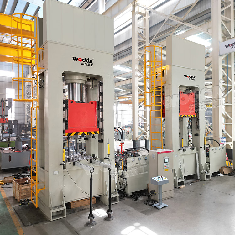 630噸框架式(shi)薄闆拉伸液壓機(ji)帶夾模器