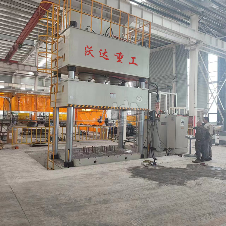 1000噸四(si)柱液壓(ya)機安裝(zhuāng)現場