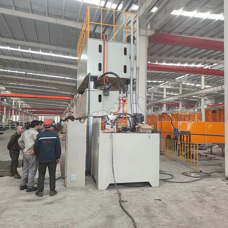 1000噸四(sì)柱液壓(yā)機側面(miàn)