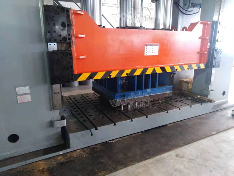 1000噸框架(jia)式液壓(ya)機工作(zuò)台