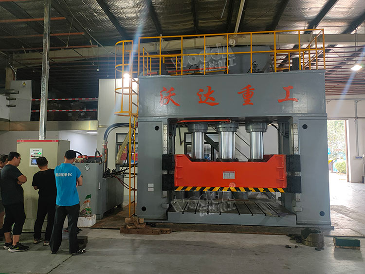 1000噸框(kuàng)架式薄(bao)闆拉伸(shen)液壓機(ji)