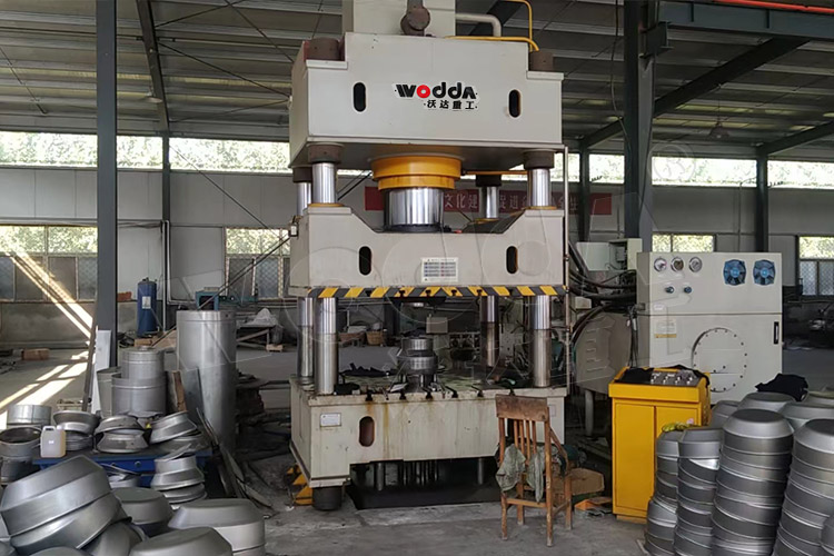 500噸(dun)不鏽鋼白(bái)酒桶封頭(tou)液壓機