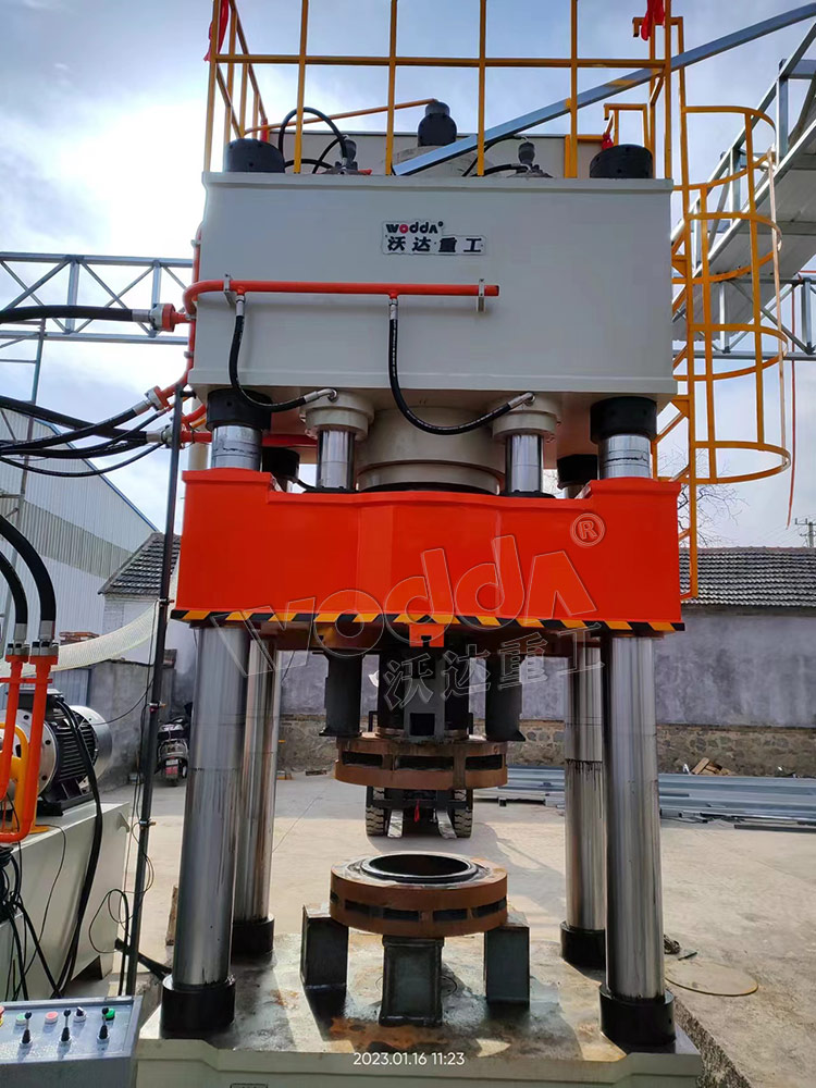 800噸封(feng)頭拉伸液壓機(ji)客戶現場