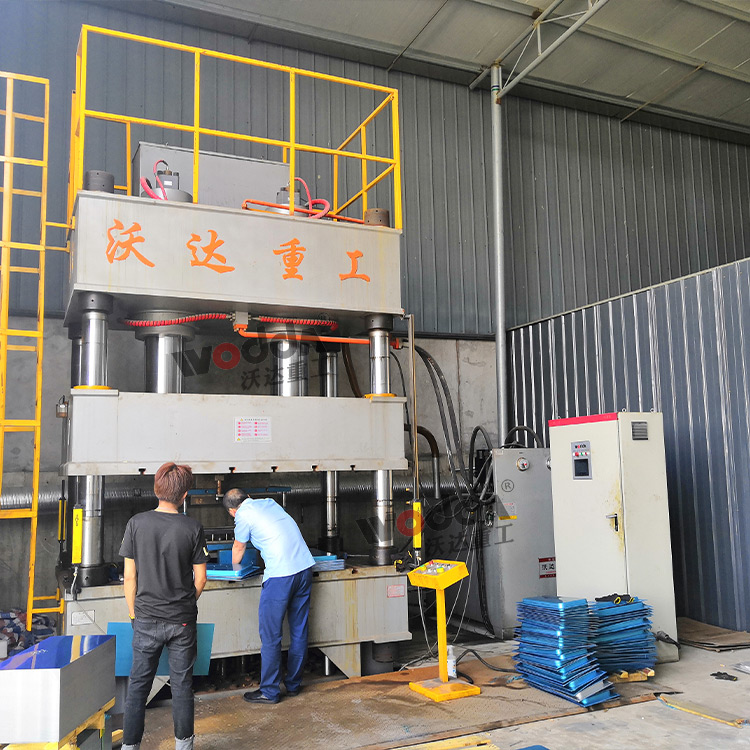 500噸不鏽鋼(gāng)托盤拉伸(shēn)機