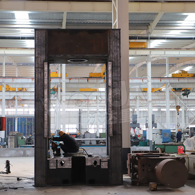 315噸框(kuàng)架壓力機(ji)車間加工(gōng)現場