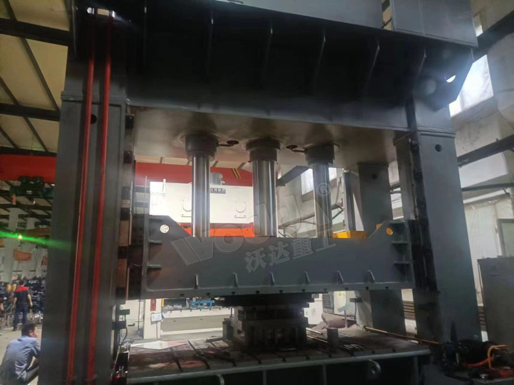 630噸帶液壓(yā)墊框架式(shi)液壓機