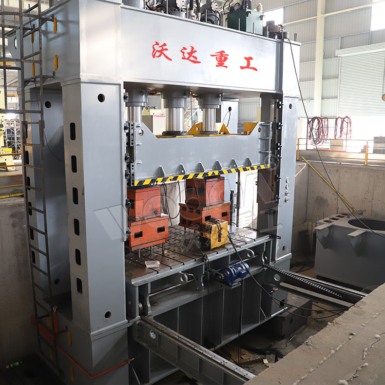 630噸(dūn)框架式液壓(yā)機車間實拍(pai)圖