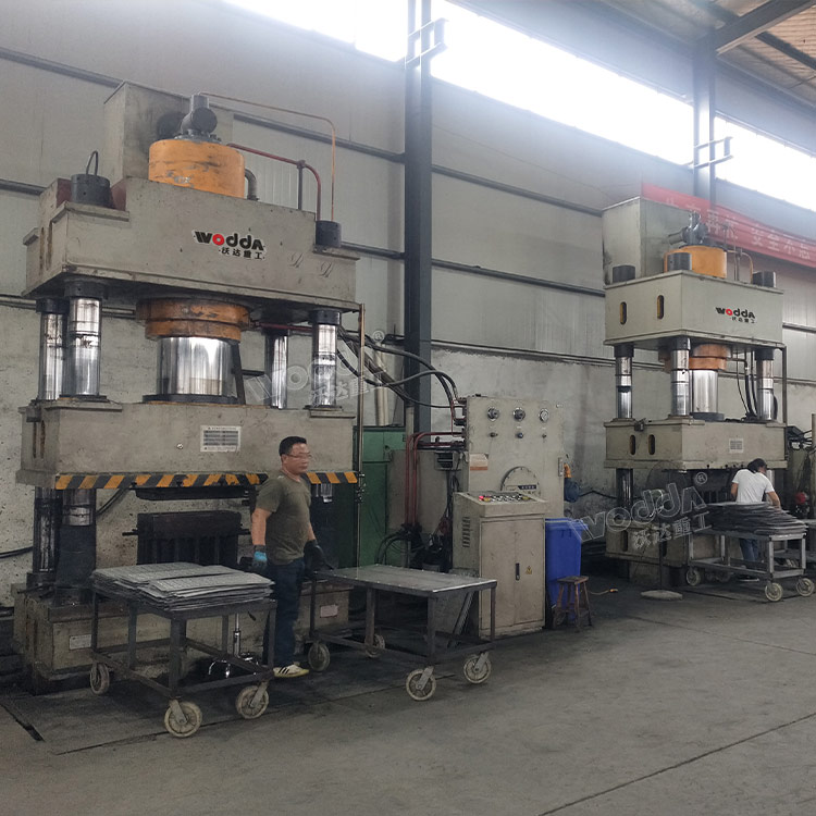 不鏽(xiù)鋼地溝蓋闆成(cheng)型液壓機客戶(hù)現場