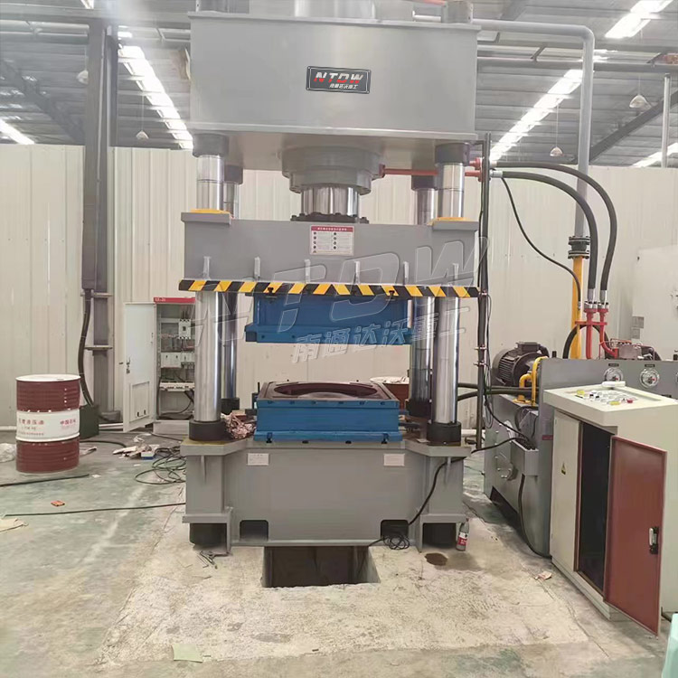 400噸不(bu)鏽鋼水(shuǐ)箱拉伸(shēn)液壓機(ji)