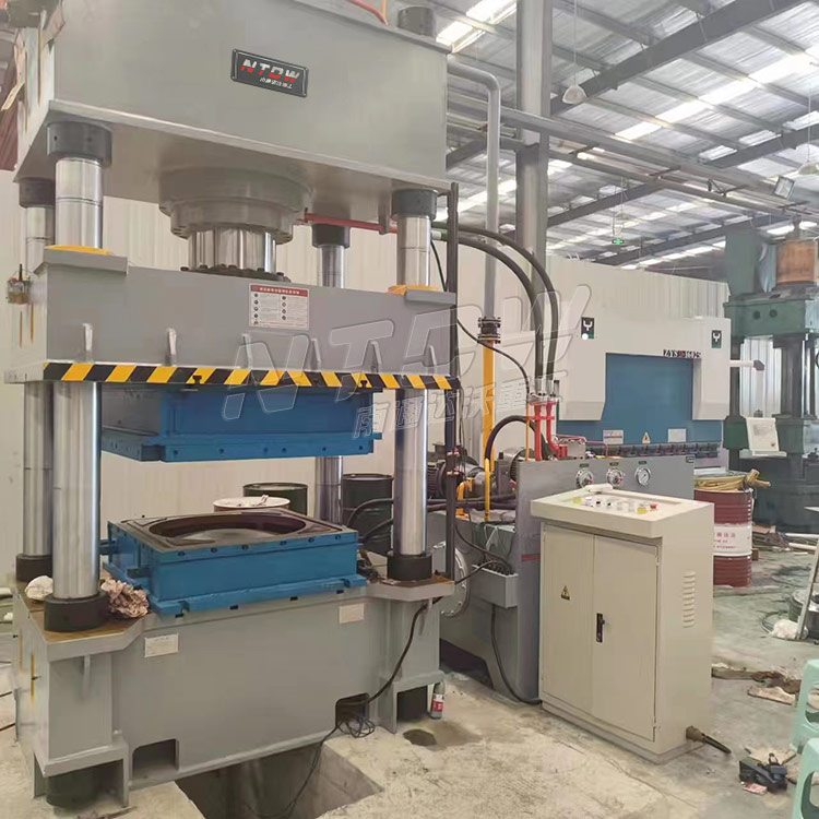 400噸四柱(zhù)液壓機(ji)拉伸不(bu)鏽鋼水(shuǐ)箱闆現(xian)場