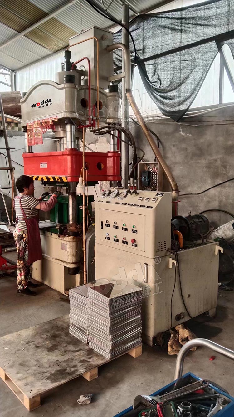 200噸不鏽鋼制品拉(la)伸液壓機客戶現(xian)場