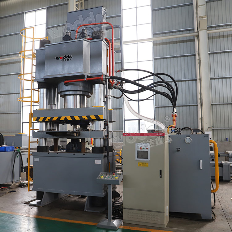 800噸鐵矽(xī)鋁磁芯成型液(yè)壓機車間試機(ji)