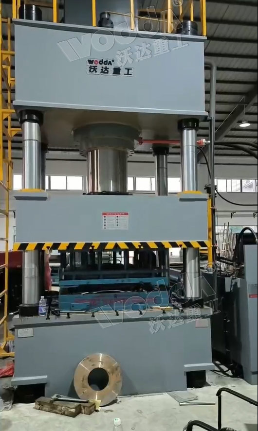 630噸不鏽(xiu)鋼水箱闆拉(la)伸機