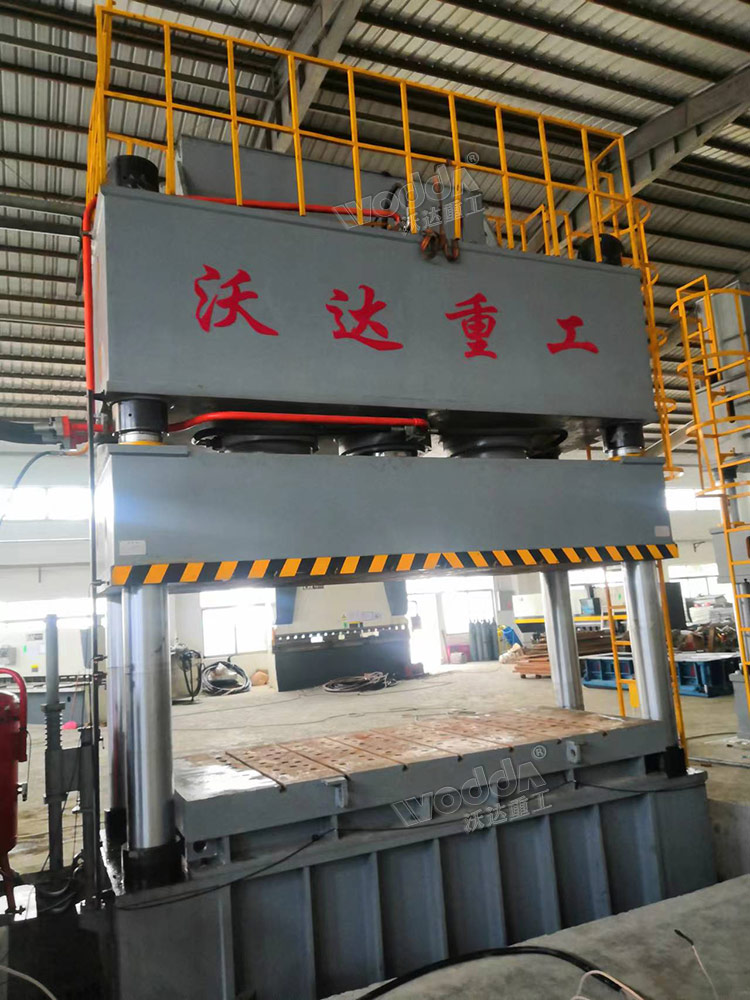 1250噸四柱液(yè)壓機拉伸不(bu)鏽鋼水箱闆(pǎn)