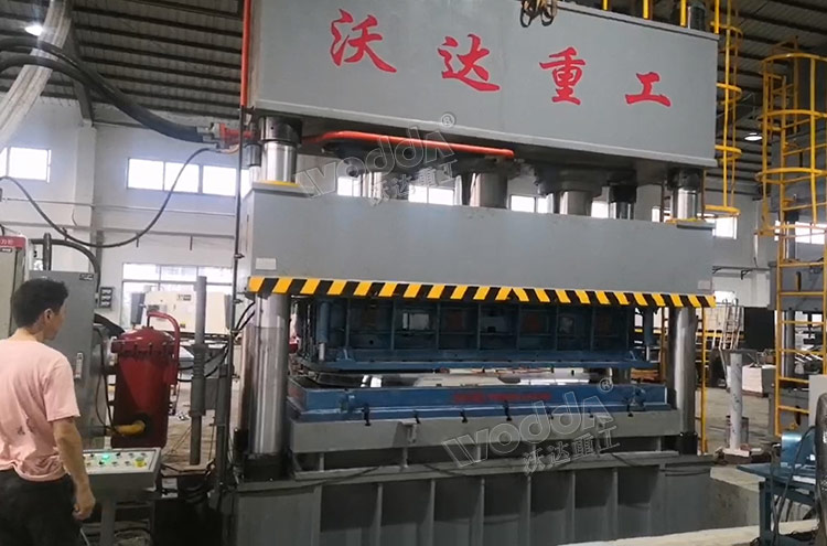 1250噸不鏽(xiù)鋼水箱闆拉(lā)伸機客戶現(xian)場