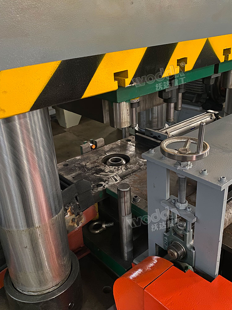 沖壓(yā)錨杆托盤模(mo)具